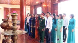Đoàn đại biểu MTTQ Việt Nam tỉnh Lào Cai dâng hương tưởng niệm Chủ tịch Hồ Chí Minh và viếng nghĩa trang liệt sĩ
