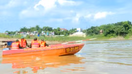 Tập huấn nâng cao năng lực lái xuồng, tìm kiếm cứu nạn trước mùa mưa lũ