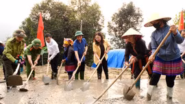 Phó Bí thư Tỉnh ủy, Chủ tịch Ủy ban MTTQ Việt Nam tỉnh Giàng Thị Dung dự lễ phát động phong trào giao thông nông thôn tại xã Phong Dụ Thượng