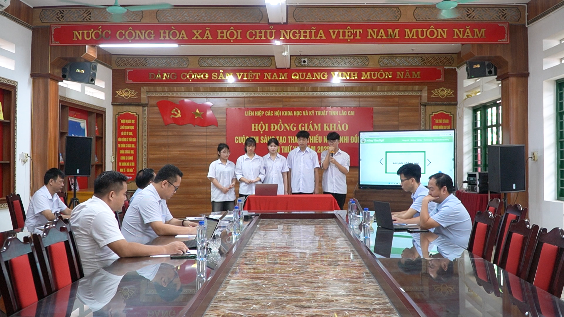 Các thí sinh trình bày ý tưởng tại vòng chung khảo cuộc thi. sequence-0100-00-43-13still005.png