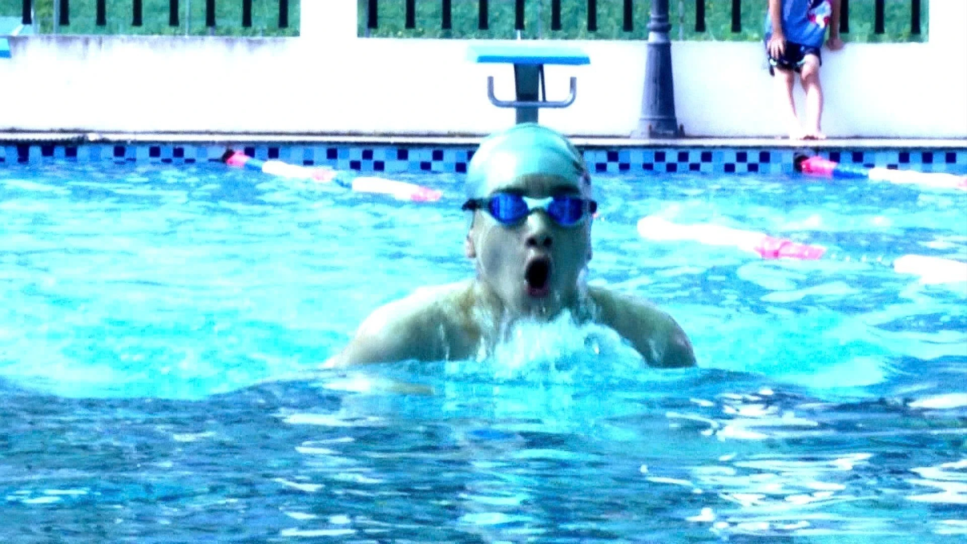 Thí sinh thi đấu nội dung bơi trườn sấp cự ly 33 mét.