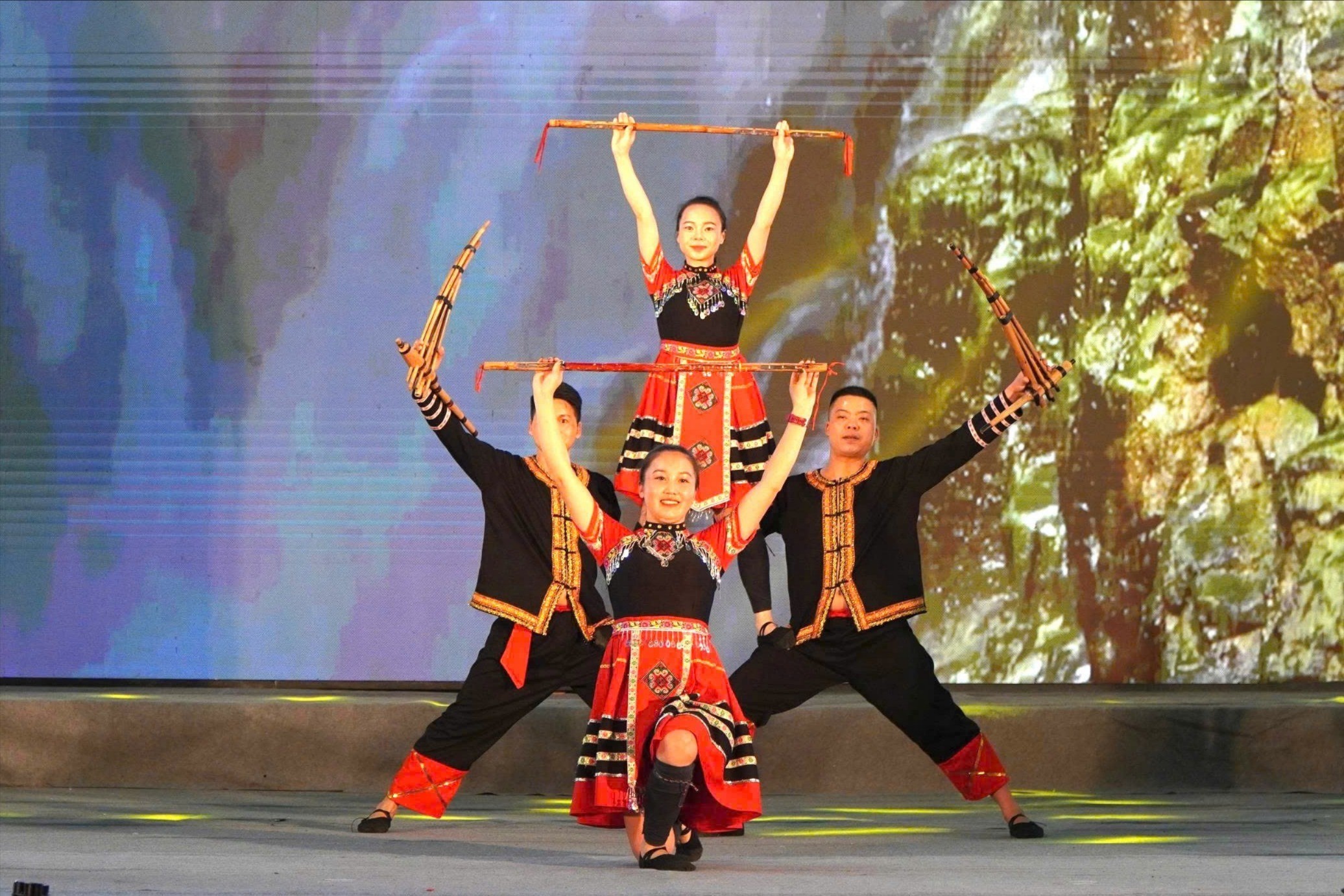Múa khèn Mông. z6679407970974-6eb41bc177fef946379c866d08cae78b-7014.jpg