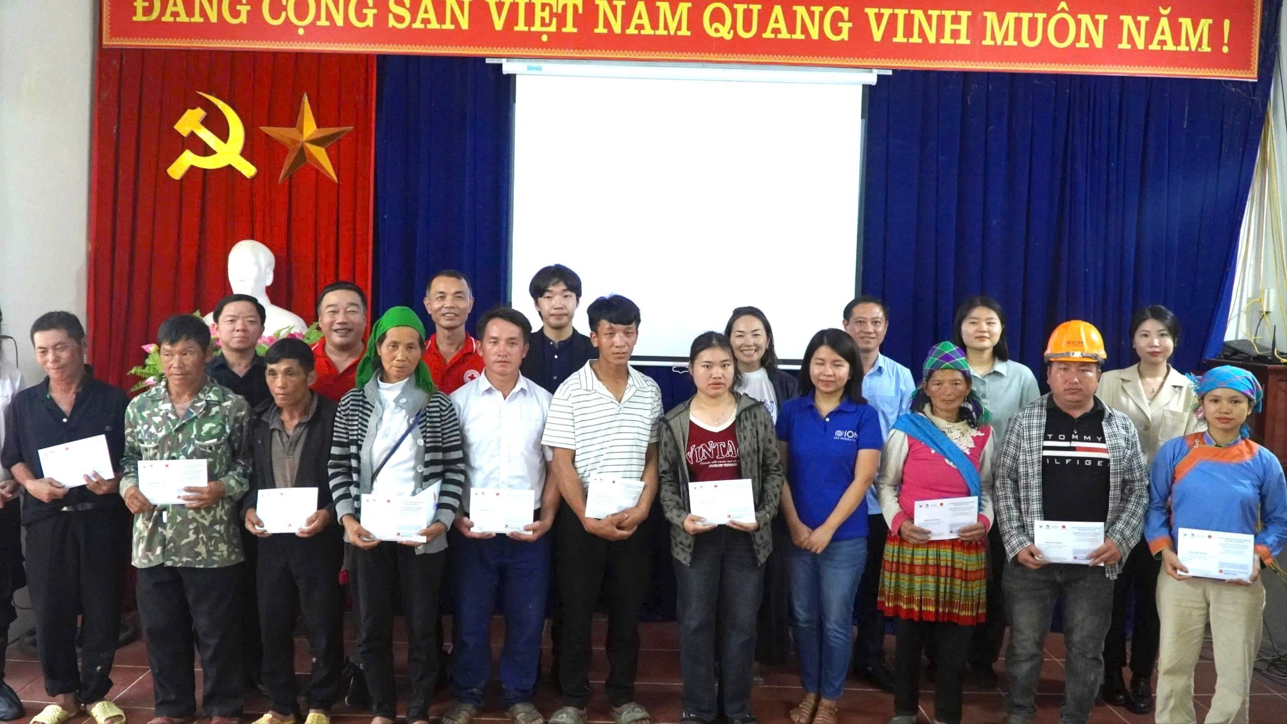 Trao hỗ trợ cho 11 hộ dân. z6748183214882-1c16e43719b8c8c933215500fd41aa4d-2865.jpg