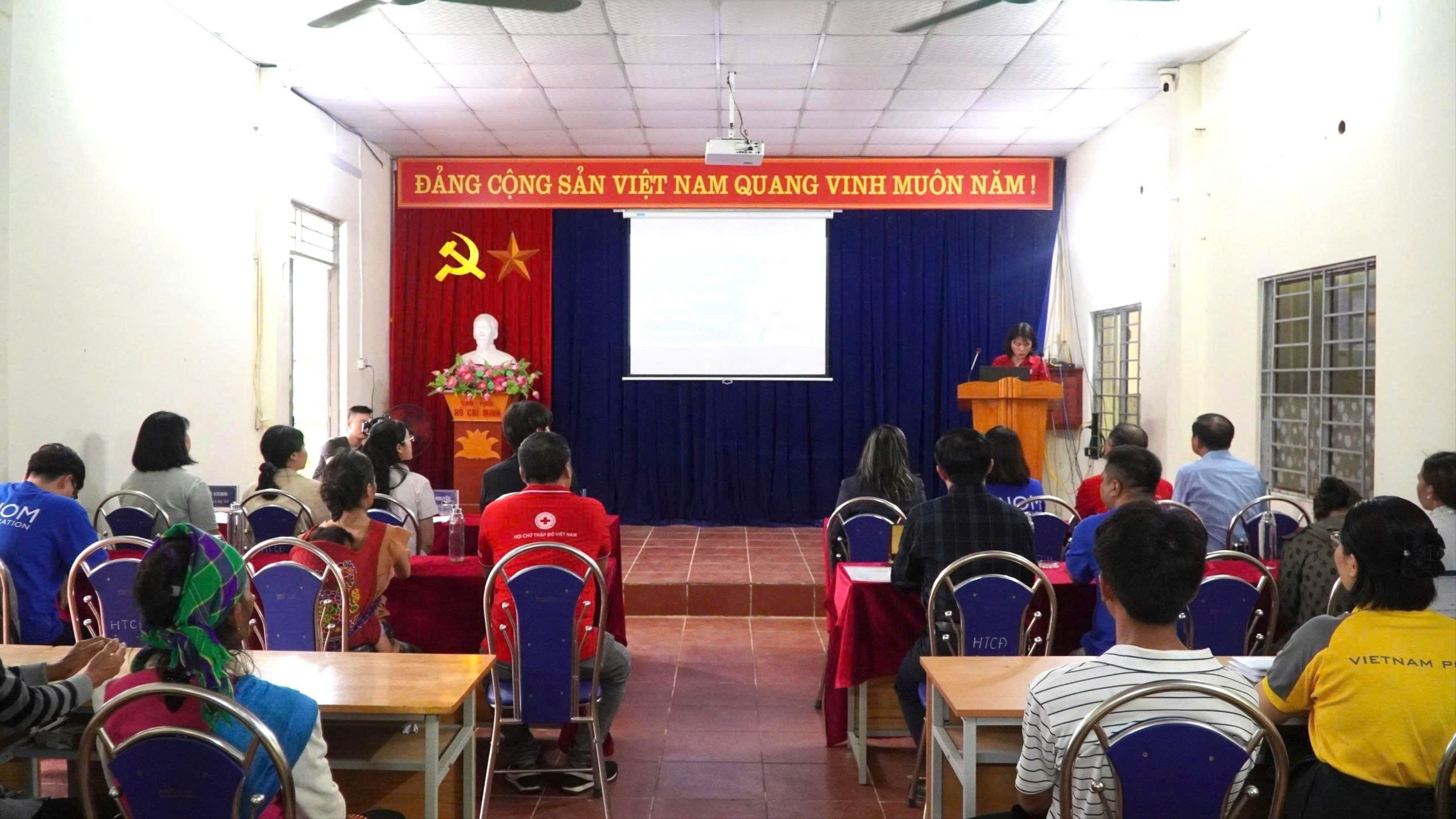 Quang cảnh buổi hỗ trợ tiền mặt, bàn giao nhà mới cho người dân tại xã Cốc Mỳ. z6748183225738-e3b4ceba4dd370df2f5d3a0c52905ff6-7192.jpg