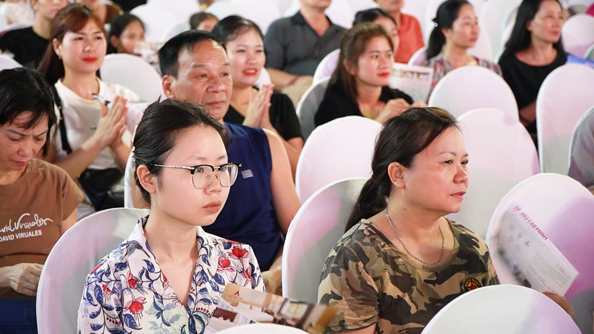 Chương trình văn nghệ thu hút đông khán giả. sequence-0100-00-25-04still001.png