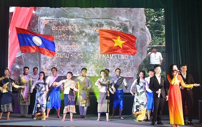 “Thanh niên Việt - Lào thắm tình hữu nghị” ảnh 1