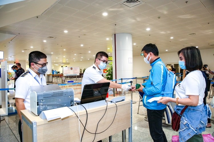 Từ 00 giờ ngày 15/5/2022, không phải xét nghiệm virus SARS-CoV-2 khi nhập cảnh vào Việt Nam ảnh 1 Từ 00 giờ ngày 15/5/2022, không phải xét nghiệm virus SARS-CoV-2 khi nhập cảnh vào Việt Nam ảnh 1