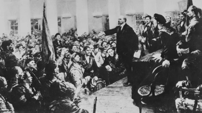 Lãnh tụ Đảng Bônsêvích V.I.Lênin tuyên bố thành lập chính quyền Xô Viết tại Đại hội Xô Viết toàn Nga ngày 7/11/1917 tại điện Smolnya, ngay sau khi chiếm Cung điện Mùa Đông. (Ảnh tư liệu)