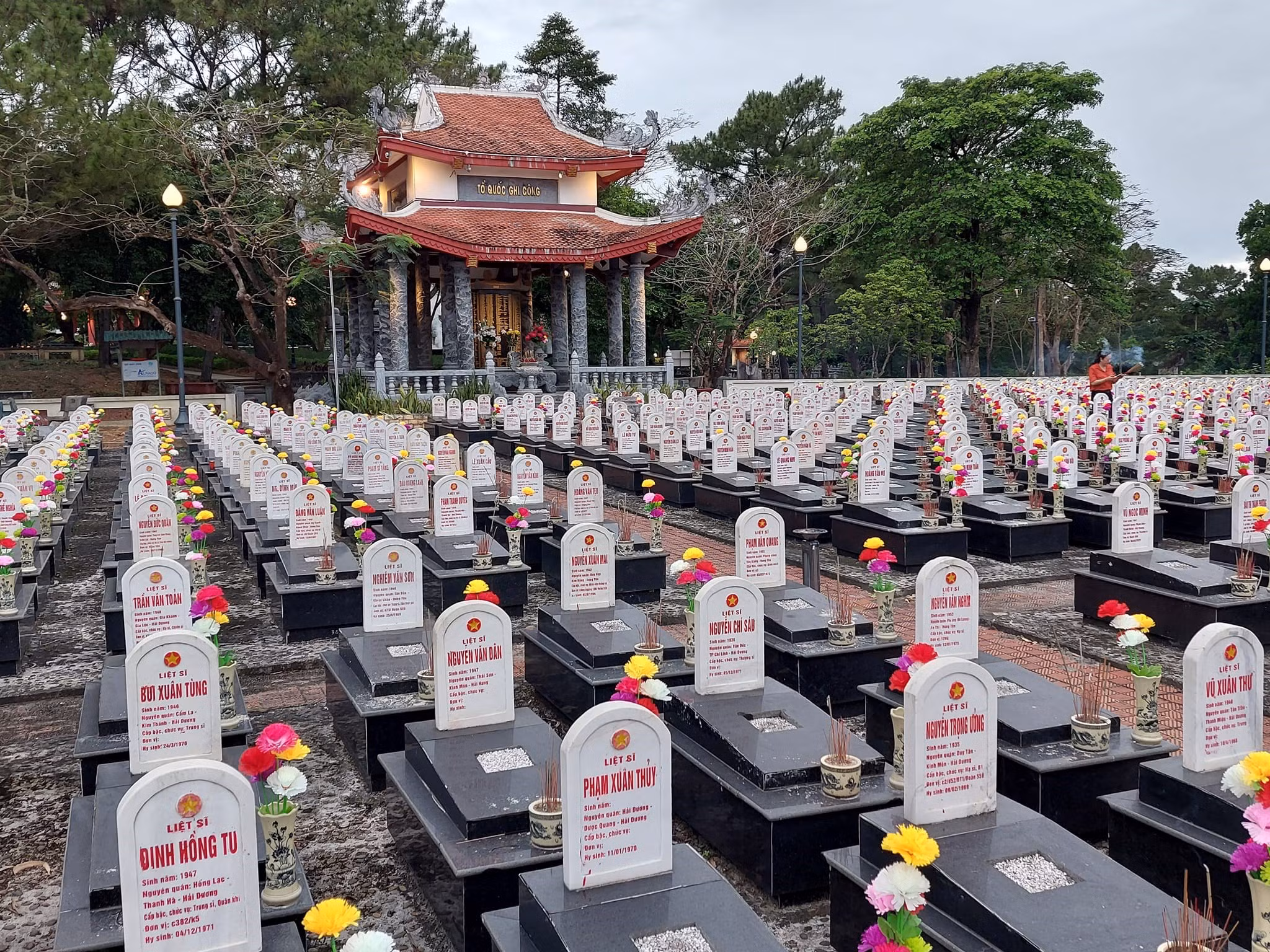 Hơn một triệu liệt sĩ đã ngã xuống trong hai cuộc chiến tranh bảo vệ tổ quốc mà trong đó rất đông trong số họ là những chàng trai, cô gái tuổi đôi mươi.