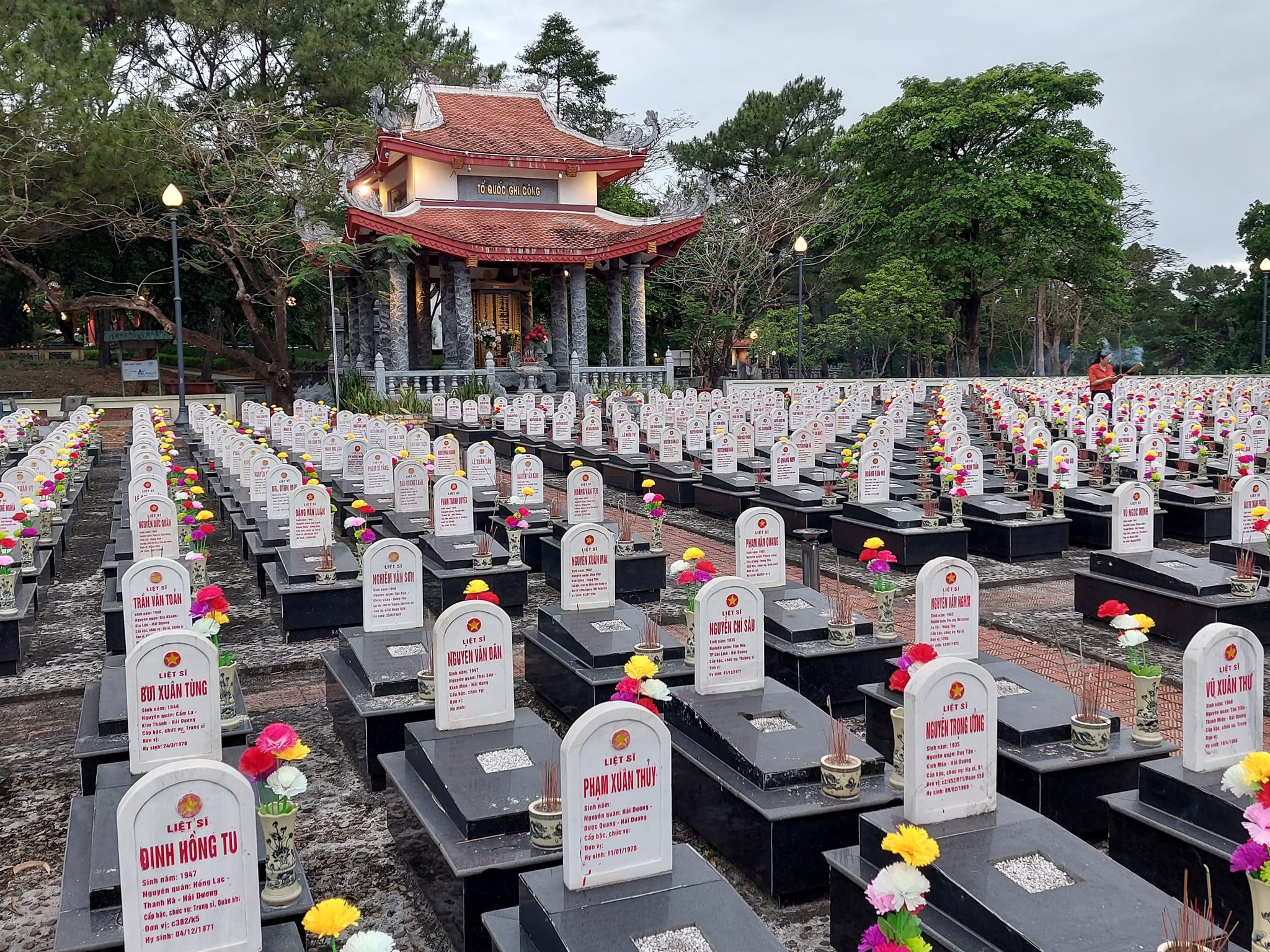 Hơn một triệu liệt sĩ đã ngã xuống trong hai cuộc chiến tranh bảo vệ tổ quốc mà trong đó rất đông trong số họ là những chàng trai, cô gái tuổi đôi mươi. Hơn một triệu liệt sĩ đã ngã xuống trong hai cuộc chiến tranh bảo vệ tổ quốc mà trong đó rất đông trong số họ là những chàng trai, cô gái tuổi đôi mươi.