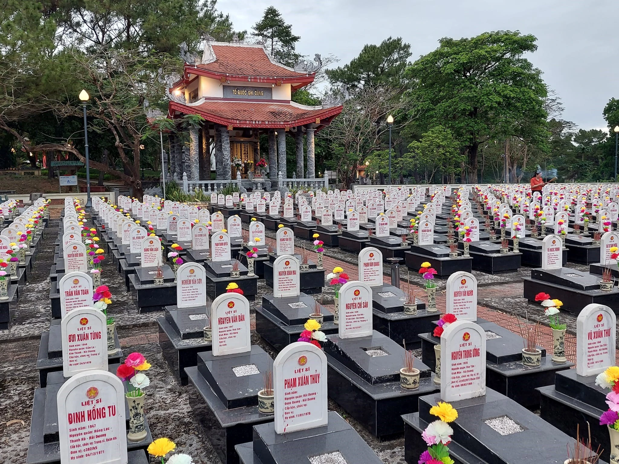 Hơn một triệu liệt sĩ đã ngã xuống trong hai cuộc chiến tranh bảo vệ tổ quốc mà trong đó rất đông trong số họ là những chàng trai, cô gái tuổi đôi mươi.