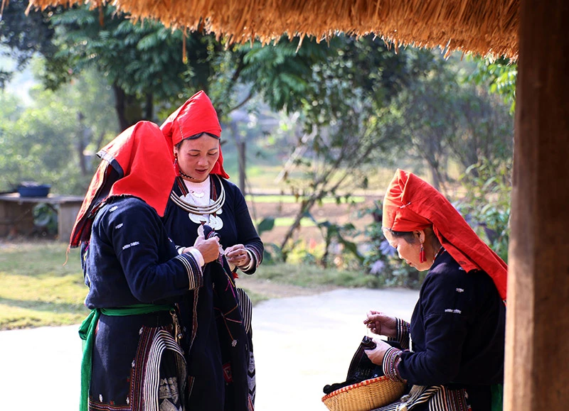 Nét đẹp văn hóa trên trang phục người Dao ảnh 10