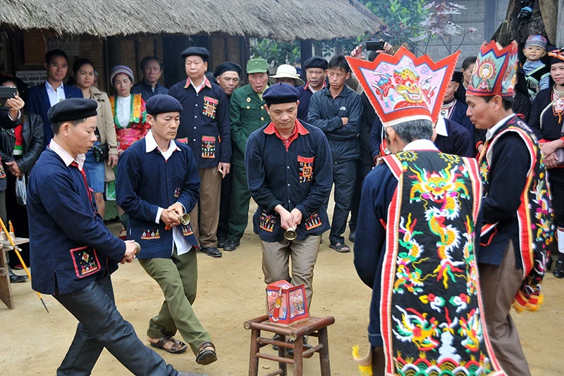 Nét đẹp văn hóa trên trang phục người Dao ảnh 8