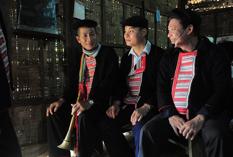 Nét đẹp văn hóa trên trang phục người Dao ảnh 3