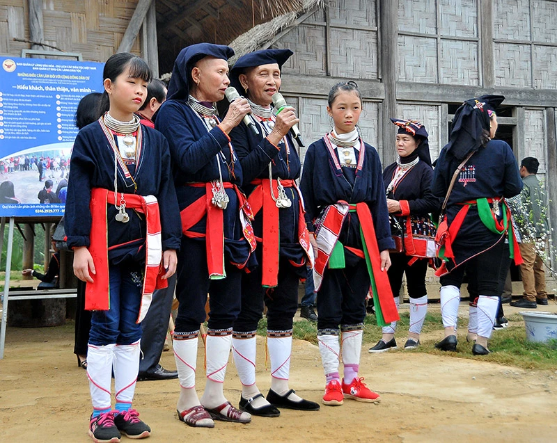 Nét đẹp văn hóa trên trang phục người Dao ảnh 7