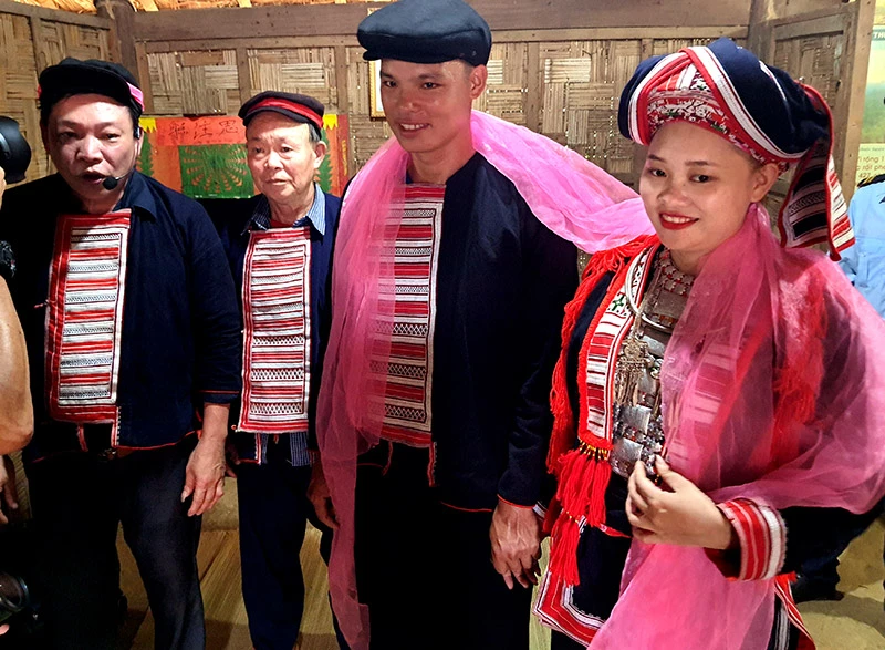 Nét đẹp văn hóa trên trang phục người Dao ảnh 9