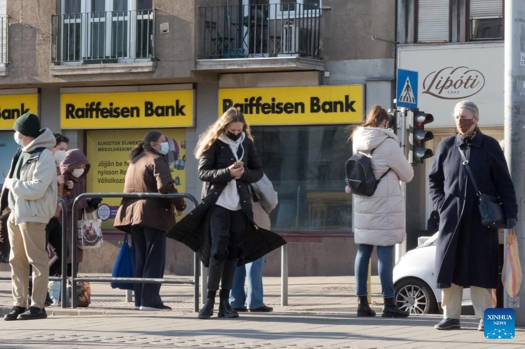 Người dân đeo khẩu trang tại một trạm dừng xe điện ở Budapest, Hungary, ngày 11/1/2022. (Ảnh: Xinhua)