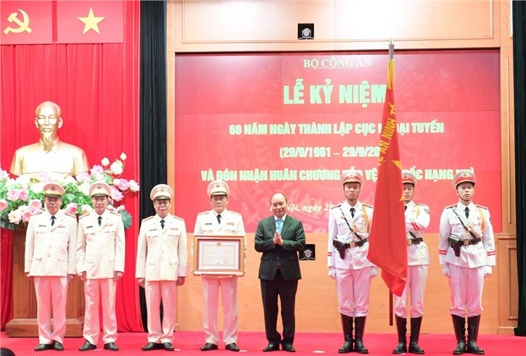 Thay mặt lãnh đạo Đảng, Nhà nước, Chủ tịch nước Nguyễn Xuân Phúc trao Huân chương Bảo vệ Tổ quốc hạng Nhì tặng Cục Ngoại tuyến. Thay mặt lãnh đạo Đảng, Nhà nước, Chủ tịch nước Nguyễn Xuân Phúc trao Huân chương Bảo vệ Tổ quốc hạng Nhì tặng Cục Ngoại tuyến.