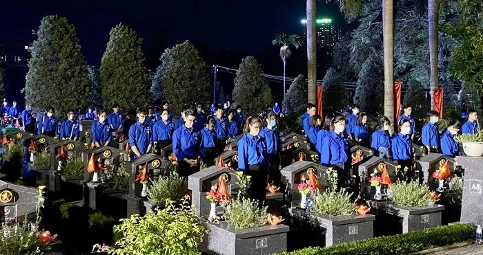 Tuổi trẻ Thủ đô thắp nến tri ân các Mẹ Việt Nam anh hùng, các anh hùng, liệt sỹ.