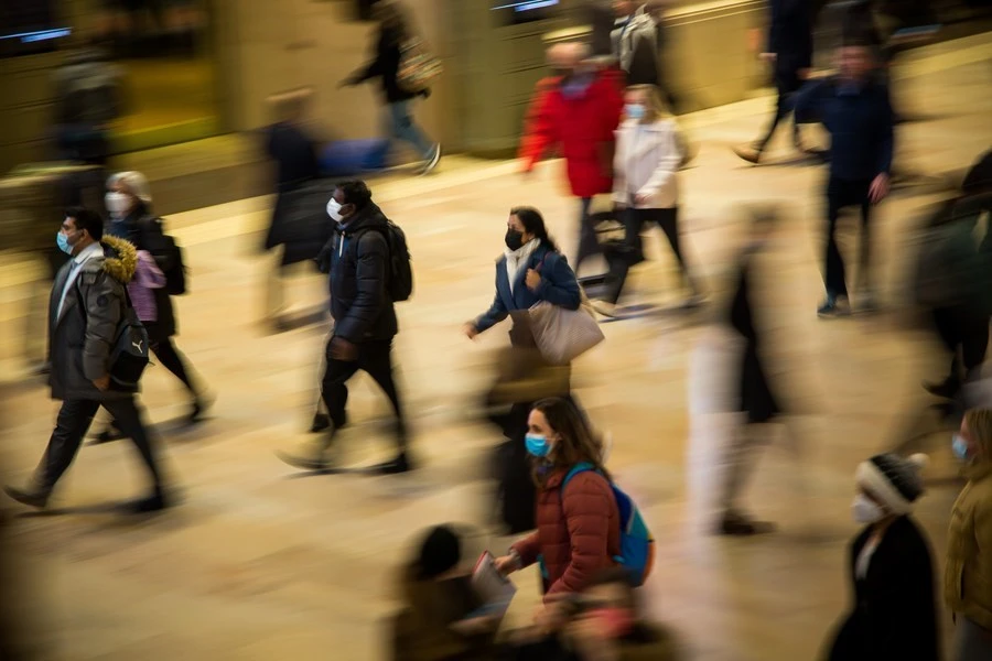 Người đi bộ đi qua nhà ga trung tâm lớn ở New York, Mỹ, ngày 28/3/2022. (Ảnh: Xinhua)