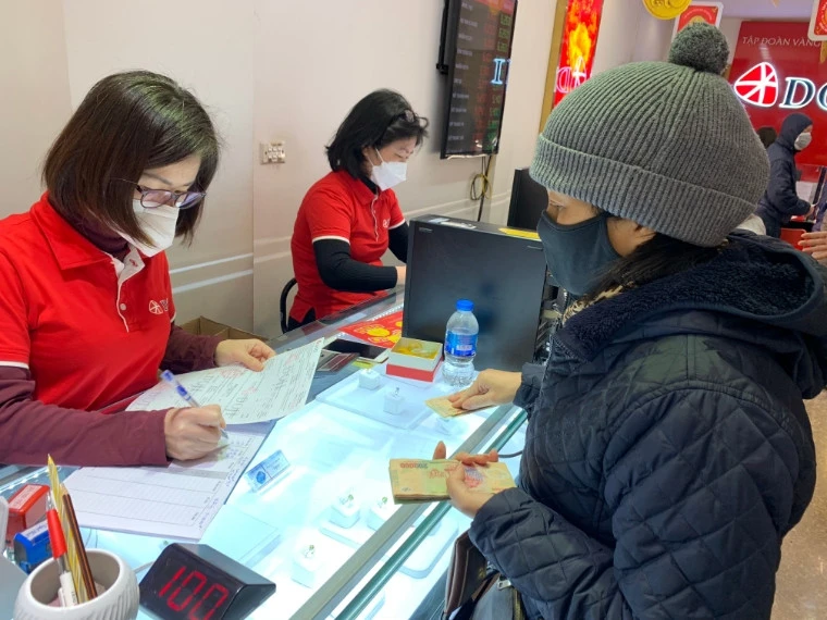 Giá vàng hôm nay 7/4: USD tăng dựng đứng, vàng chao đảo ảnh 1