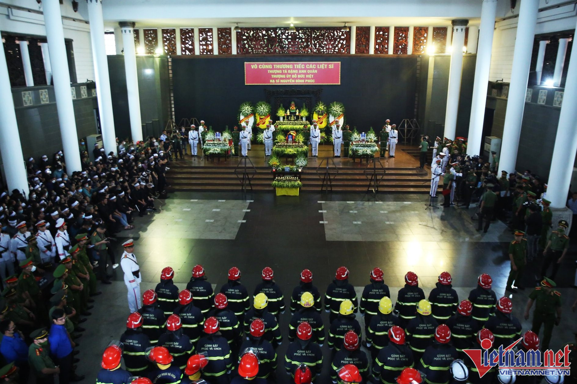 Tiễn biệt 3 cảnh sát hy sinh khi chữa cháy ảnh 20 Tiễn biệt 3 cảnh sát hy sinh khi chữa cháy ảnh 20