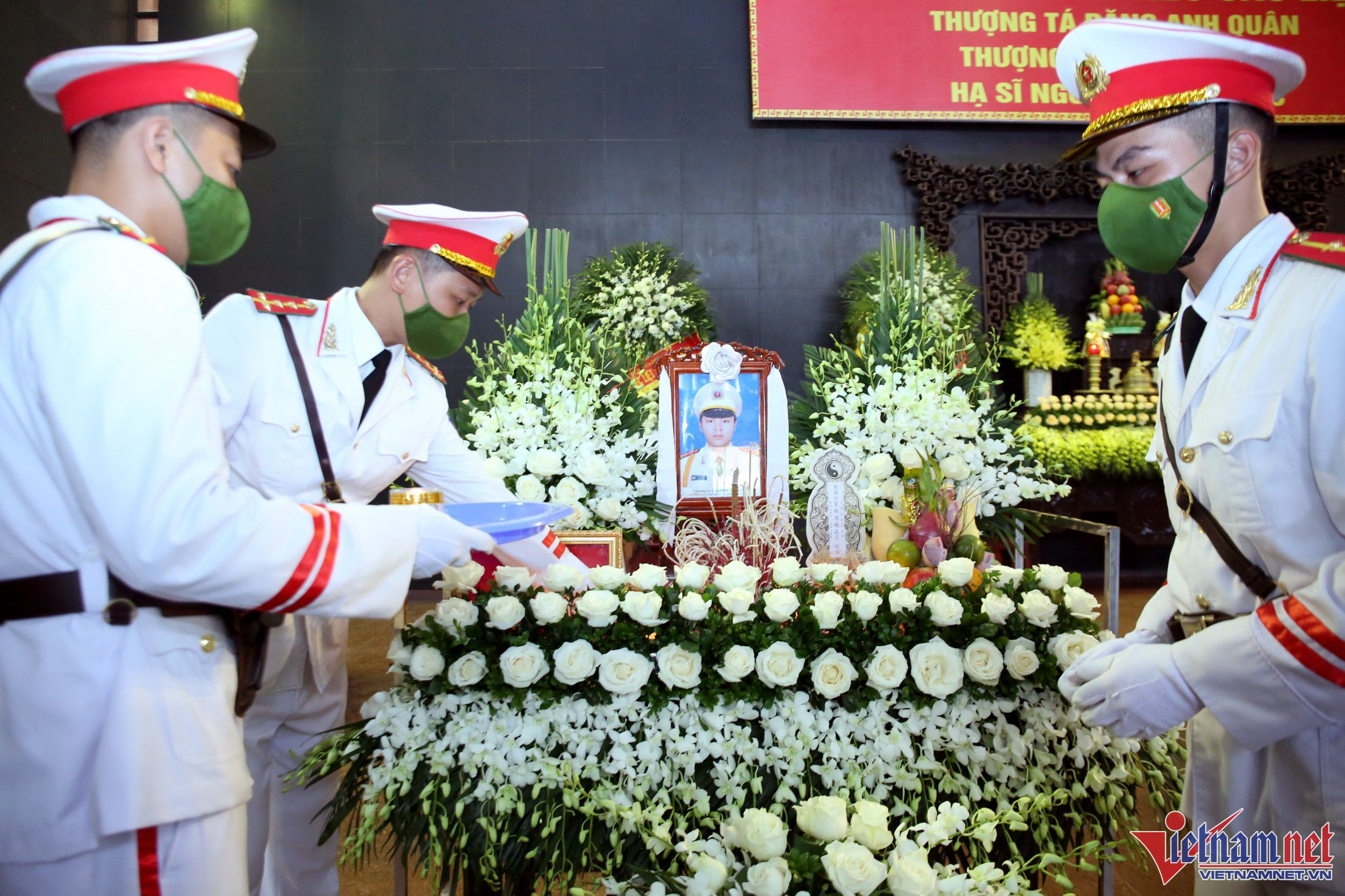 Tiễn biệt 3 cảnh sát hy sinh khi chữa cháy ảnh 8 Tiễn biệt 3 cảnh sát hy sinh khi chữa cháy ảnh 8