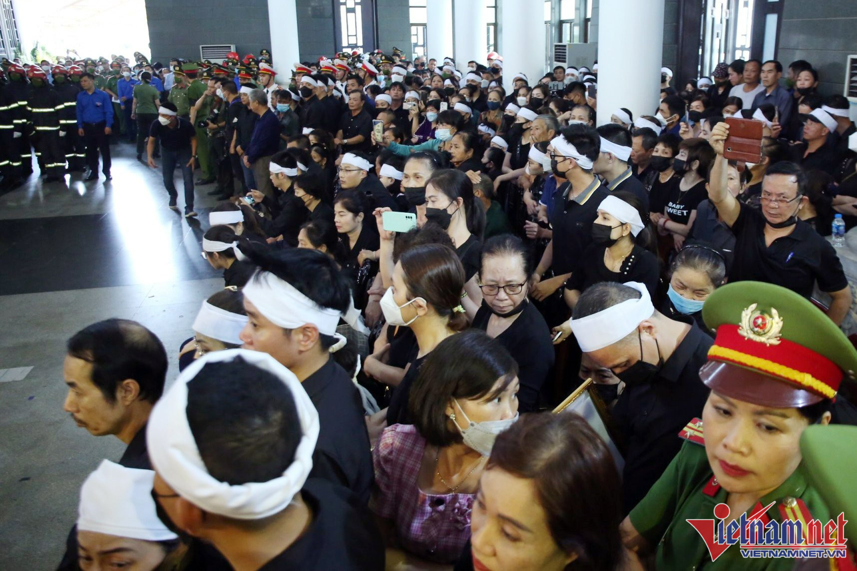 Tiễn biệt 3 cảnh sát hy sinh khi chữa cháy ảnh 11 Tiễn biệt 3 cảnh sát hy sinh khi chữa cháy ảnh 11