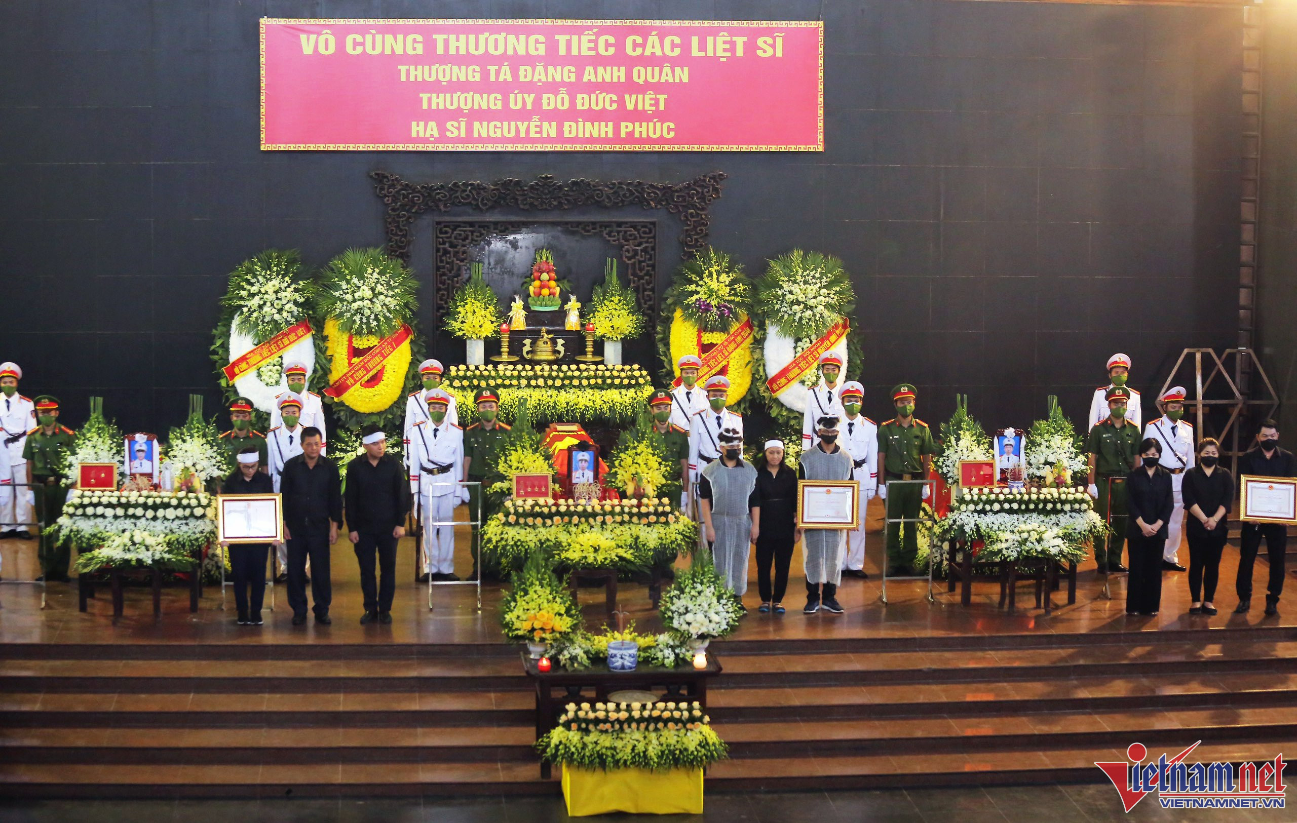 Tiễn biệt 3 cảnh sát hy sinh khi chữa cháy ảnh 12 Tiễn biệt 3 cảnh sát hy sinh khi chữa cháy ảnh 12