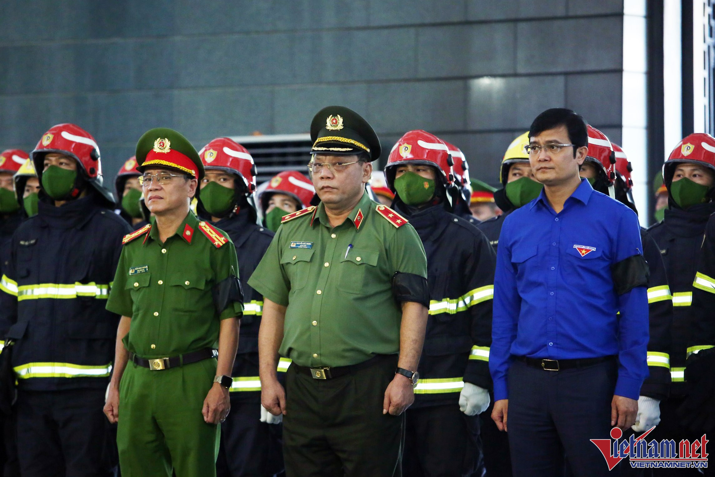 Tiễn biệt 3 cảnh sát hy sinh khi chữa cháy ảnh 10 Tiễn biệt 3 cảnh sát hy sinh khi chữa cháy ảnh 10