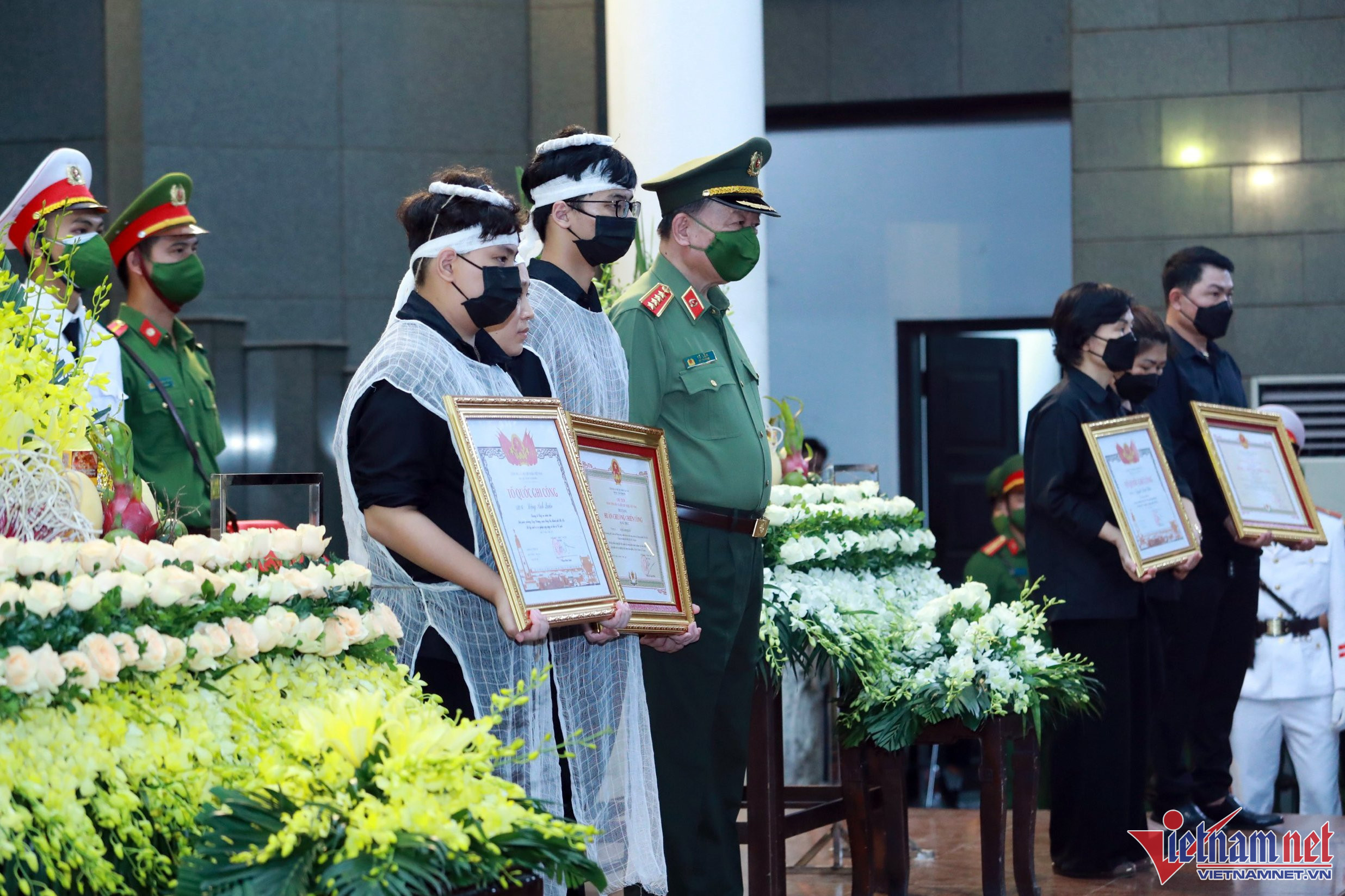 Tiễn biệt 3 cảnh sát hy sinh khi chữa cháy ảnh 5 Tiễn biệt 3 cảnh sát hy sinh khi chữa cháy ảnh 5