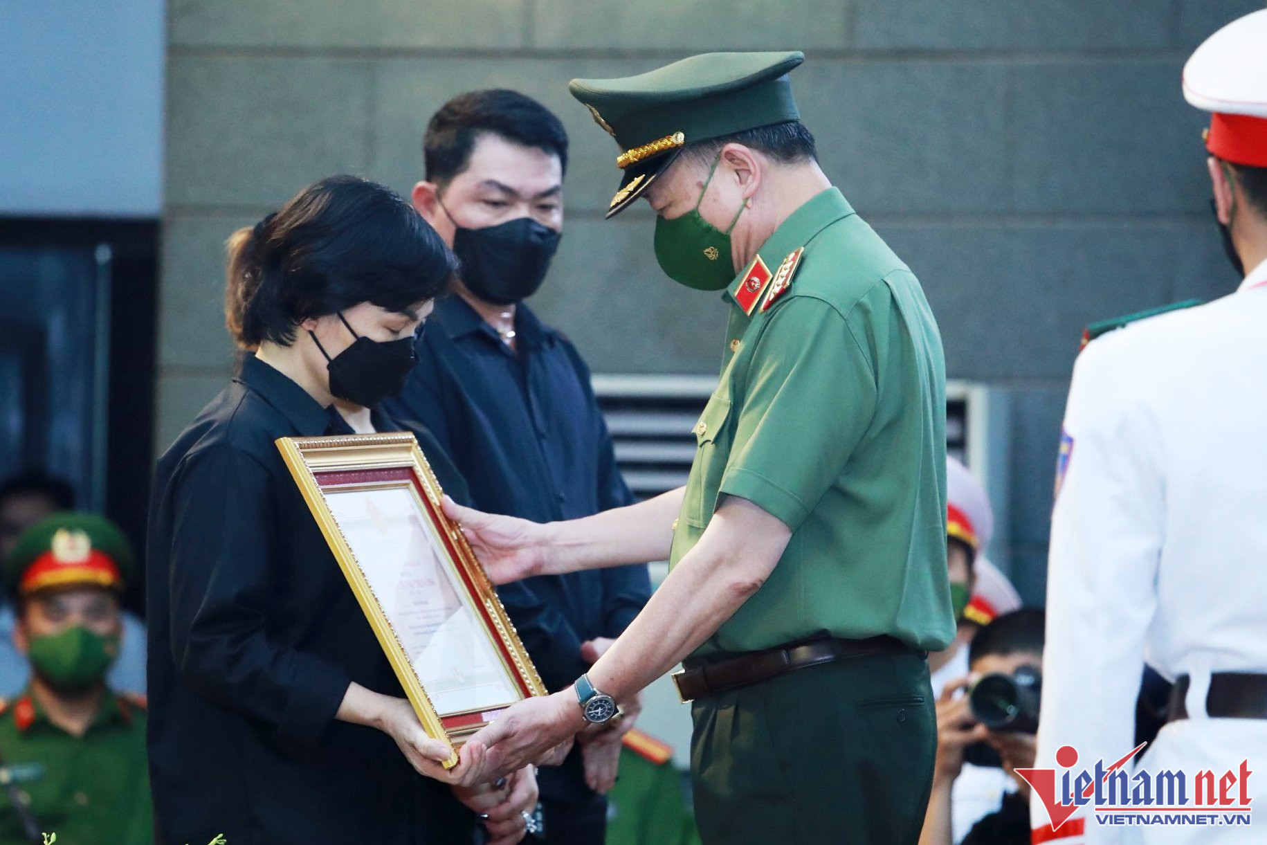 Tiễn biệt 3 cảnh sát hy sinh khi chữa cháy ảnh 4 Tiễn biệt 3 cảnh sát hy sinh khi chữa cháy ảnh 4