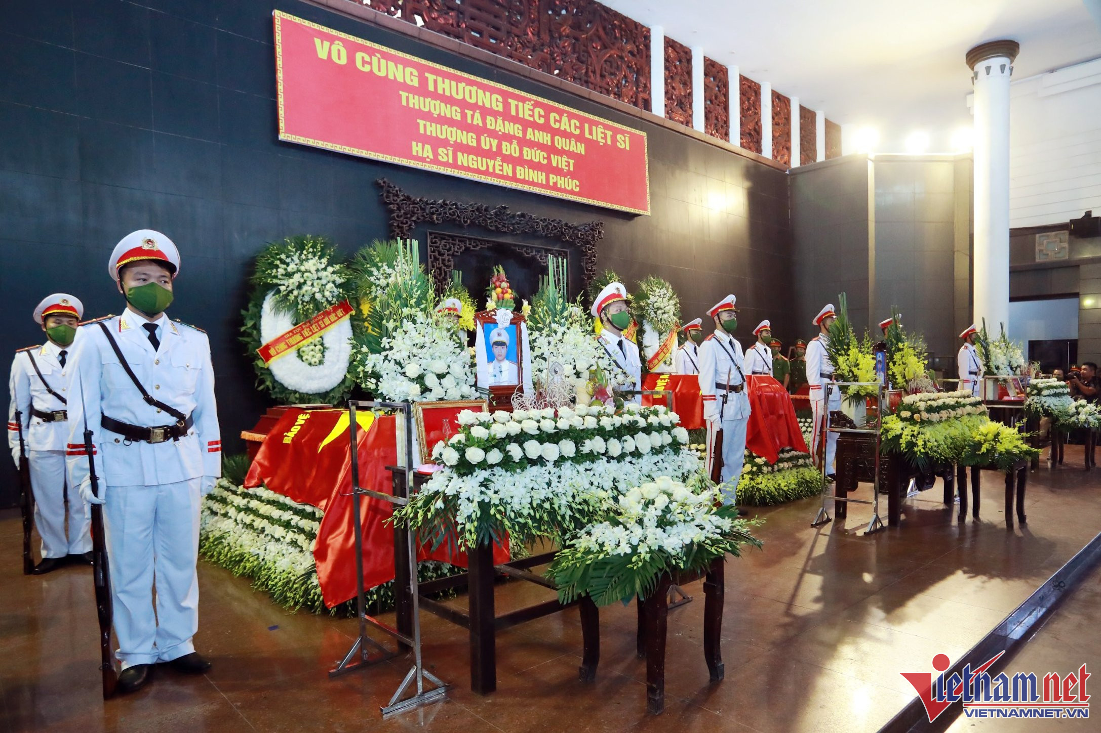 Tiễn biệt 3 cảnh sát hy sinh khi chữa cháy ảnh 1 Tiễn biệt 3 cảnh sát hy sinh khi chữa cháy ảnh 1