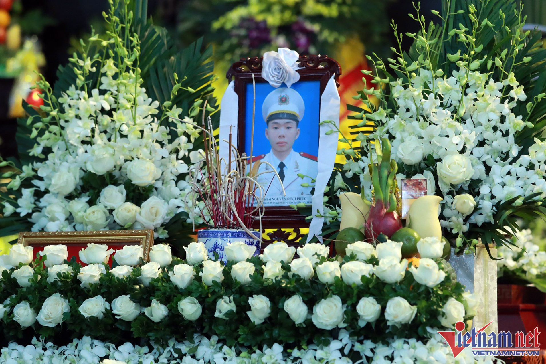 Tiễn biệt 3 cảnh sát hy sinh khi chữa cháy ảnh 9 Tiễn biệt 3 cảnh sát hy sinh khi chữa cháy ảnh 9