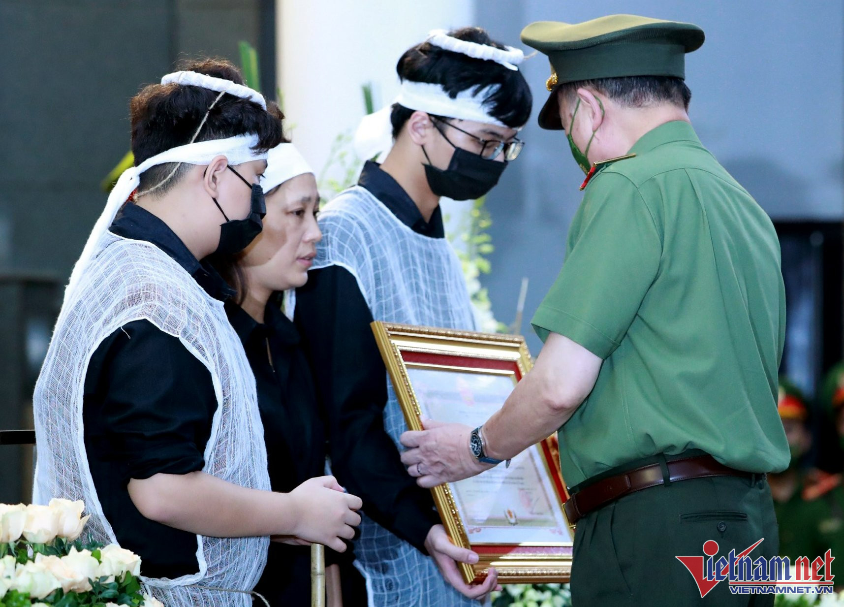 Tiễn biệt 3 cảnh sát hy sinh khi chữa cháy ảnh 3 Tiễn biệt 3 cảnh sát hy sinh khi chữa cháy ảnh 3