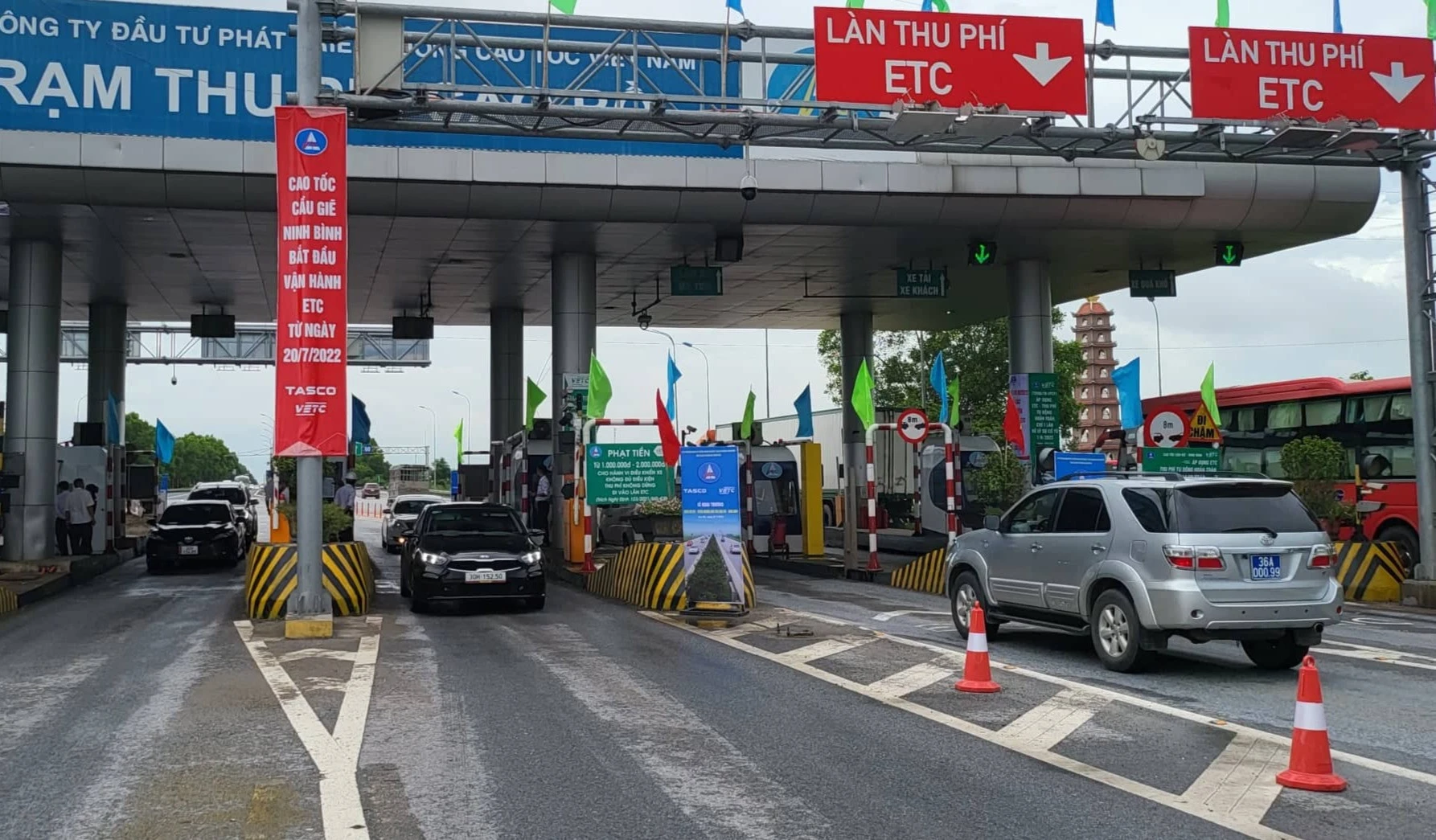 Gây khó khăn cho việc dán thẻ thu phí tự động sẽ bị xử lý nghiêm ảnh 1