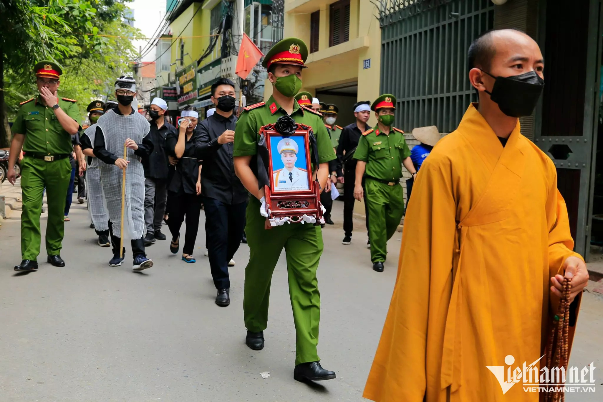 Tiễn biệt 3 cảnh sát hy sinh khi chữa cháy ảnh 21 Tiễn biệt 3 cảnh sát hy sinh khi chữa cháy ảnh 21