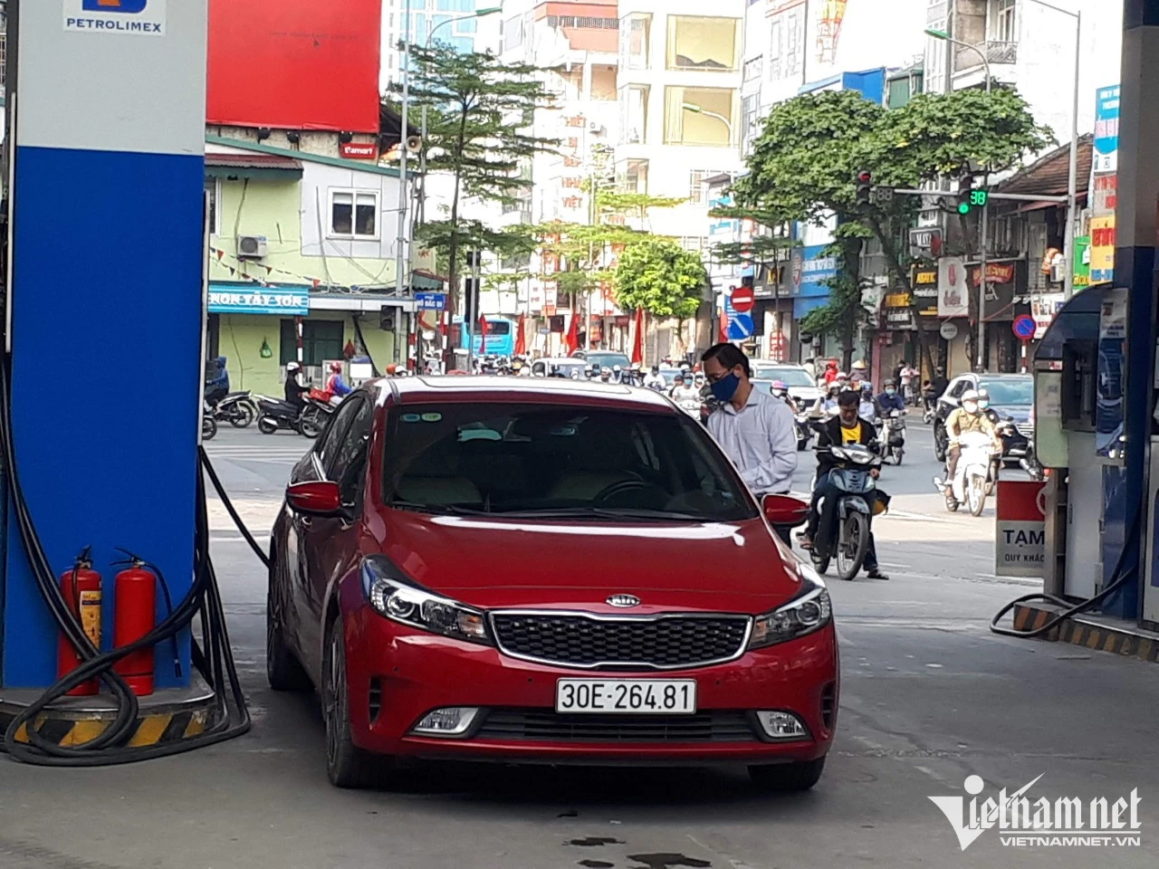 Giá xăng giảm hơn 100 đồng/lít sau chuỗi ngày tăng liên tiếp ảnh 1