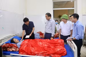 Bí thư Tỉnh ủy Đặng Xuân Phong thăm hỏi các gia đình thiệt hại do mưa lũ