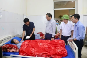 Bí thư Tỉnh ủy Đặng Xuân Phong thăm hỏi các gia đình thiệt hại do mưa lũ