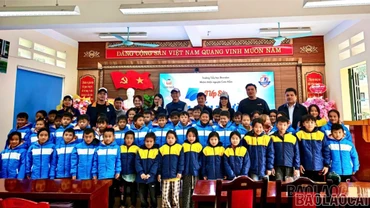 Trường THPT Xa La và Nhóm thiện nguyện Cơm Nắm trao tặng 1.000 suất quà cho học sinh xã Tả Củ Tỷ