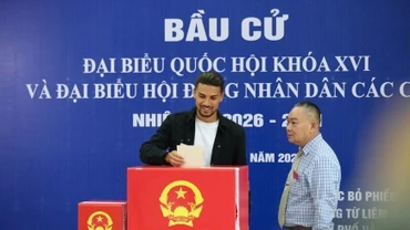 Cầu thủ nhập tịch Đỗ Hoàng Hên xúc động khi lần đầu đi bầu cử