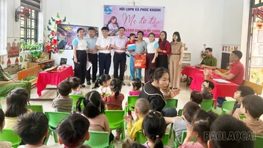 Hội LHPN và Công an xã Phúc Khánh nhận đỡ đầu trẻ em mồ côi có hoàn cảnh khó khăn