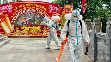 Phun khử khuẩn khuôn viên Đền Thượng ngay sau lễ hội