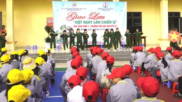 Gần 200 học sinh Trường Tiểu học Nguyễn Du trải nghiệm "Một ngày làm chiến sĩ" tại Đồn Biên phòng Bát Xát