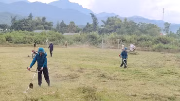 Tổ dân phố Sà Rèn chỉnh trang sân bóng, sẵn sàng đón các đội bóng VTV Cup 2026 về tập luyện