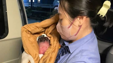 Tiếp viên tàu SE4 hỗ trợ sản phụ sinh con an toàn trên tàu ra Hà Nội