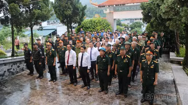  Đảng ủy, HĐND, UBND, Ủy ban MTTQ phường Cam Đường dâng hương tưởng niệm các Anh hùng liệt sĩ