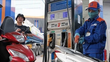 Giá xăng dầu đồng loạt tăng, RON95-III có giá mới là 20.576 đồng mỗi lít