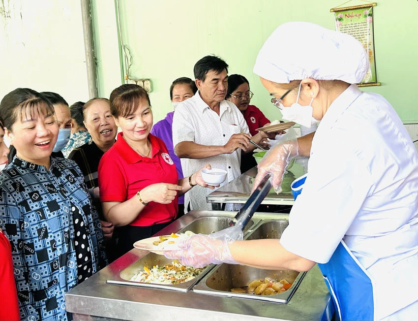Mỗi phần cơm gửi đến người ăn là tình cảm đầy chân thành của người trao